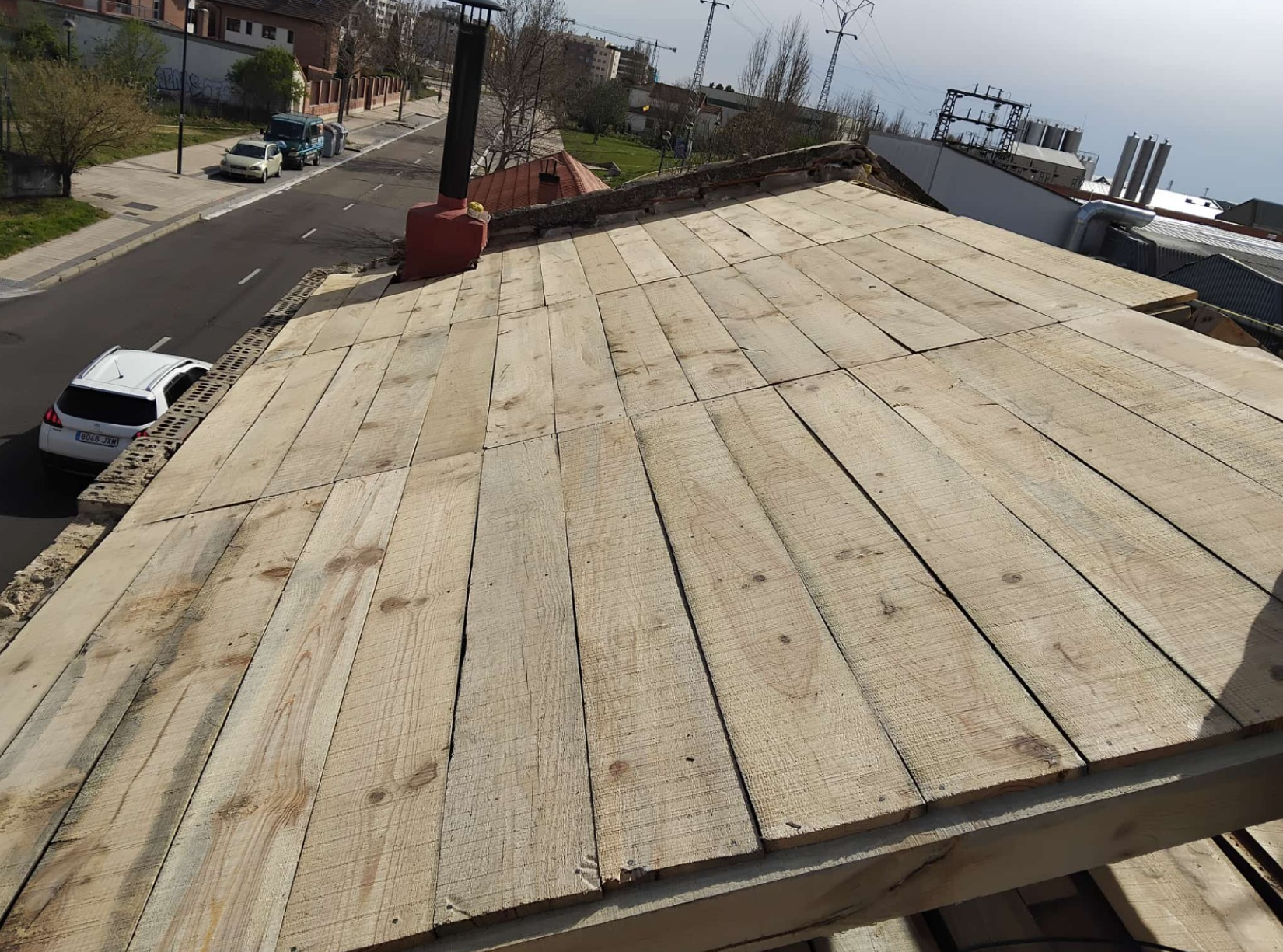 Tejado con el entablado de madera terminado visto desde arriba