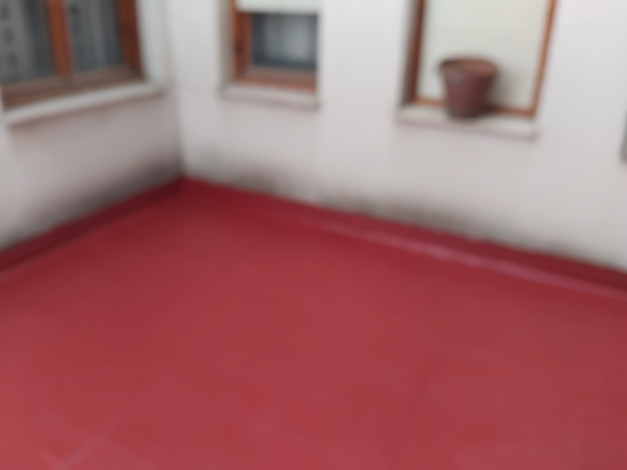 Interior de vivienda en obra con andamio y muros de ladrillo