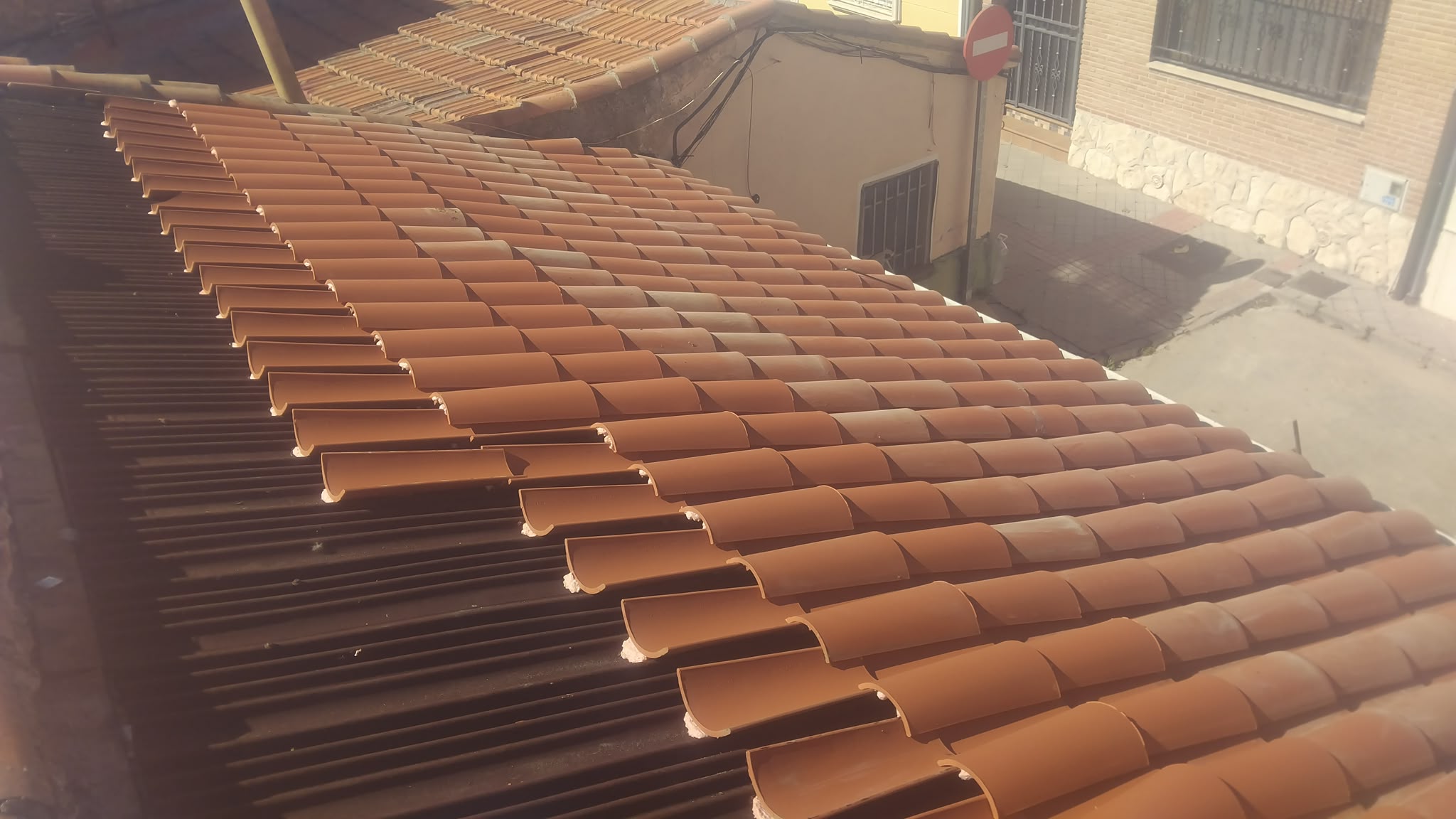 Faldón de tejado con teja curva árabe nueva recién colocada