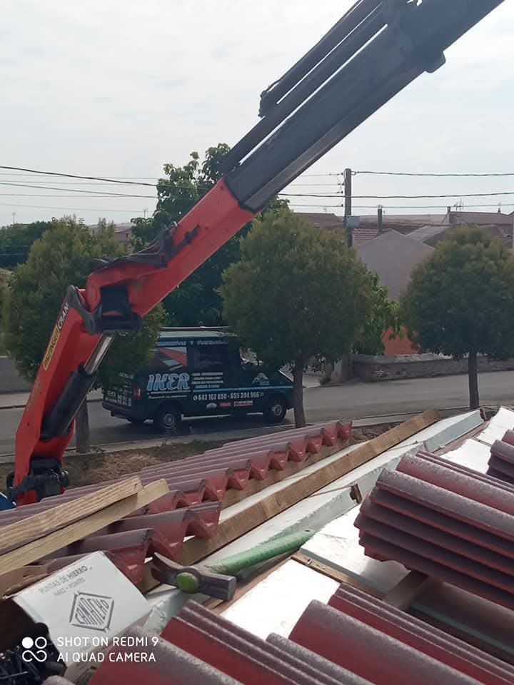 Tejados de teja con limahoya impermeabilizada en rojo y chimeneas