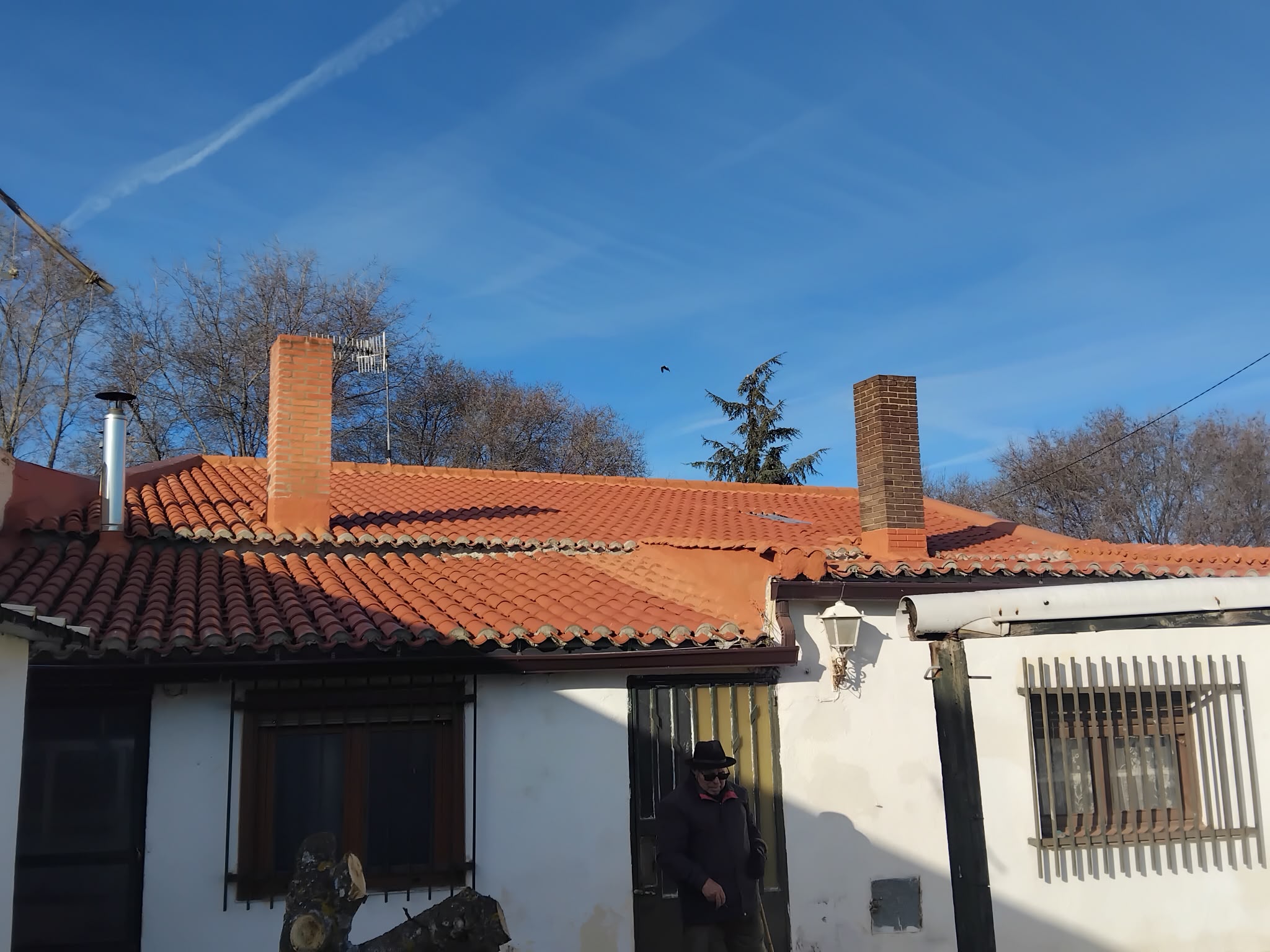 Vivienda con tejado de teja nuevo terminado y chimeneas de ladrillo